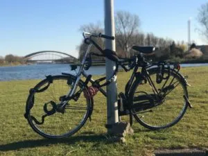 Bicicleta llena de candados